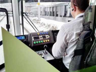 Saint-Petersburg, Rusya 19 Ocak 2022, beyaz gömlekli tramvay şoförü kışın don altında çalışır.