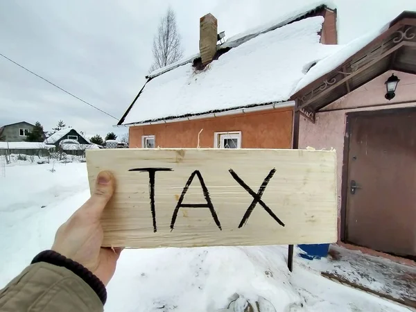 Homem Inverno Mantém Registro Com Texto Imposto Contra Fundo Uma — Fotografia de Stock