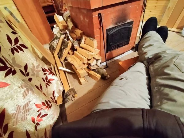 Homem Descansa Perto Lareira Uma Casa Fria Inverno — Fotografia de Stock