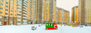 Tuğladan yapılmış çok katlı çok katlı bir binanın panoraması.