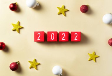 Yeni yılın kutlu olsun 2022. Tahta küplerin kırmızı renkleri ve gelecek yılın rakamları. Kutlama atmosferi. Üst görünüm.