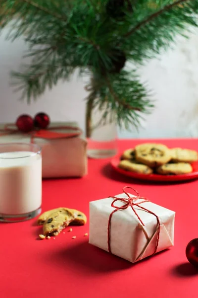 Small New Year Gift Packed Craft Paper Plate Cookies Glass — Stock Photo, Image