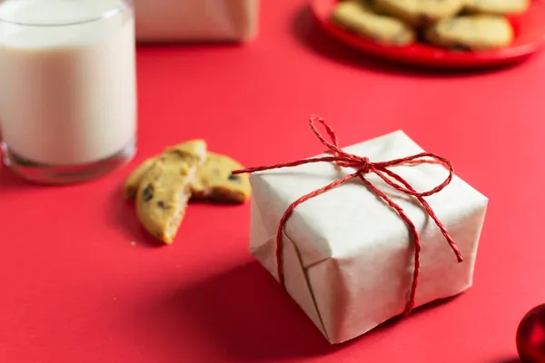 Pequeno Presente Ano Novo Embalado Papel Artesanal Prato Com Biscoitos — Fotografia de Stock