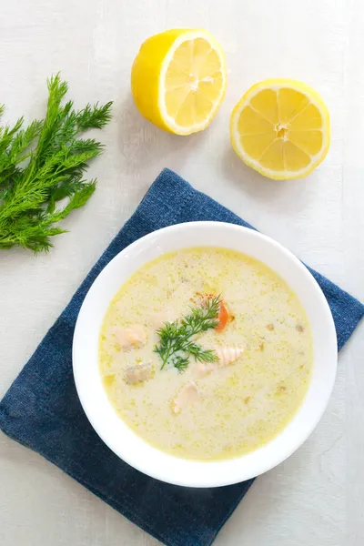 Lachs Sahne Fischsuppe Einer Weißen Schüssel Auf Einer Blauen Serviette — Stockfoto