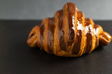 Tahtada çikolata dolu taze destekli Fransız kruvasanı var. Güzel ve lezzetli hamur işleri. Uzayı kopyala Seçici odak.
