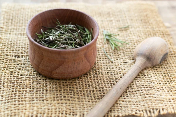 Trocknen Sie Rosmarin Einer Holzschüssel Mit Einem Löffel Auf Dem — Stockfoto