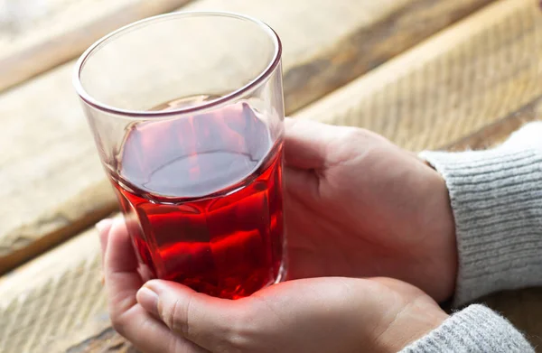 Mani Femminili Tengono Bicchiere Freddo All Ibisco Rosso Concetto Bevande — Foto Stock