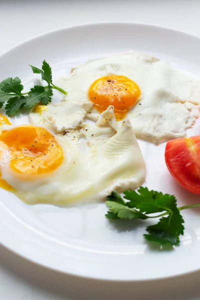 Dois Ovos Fritos Com Tomates Ervas Uma Chapa Branca Conceito — Fotografia de Stock