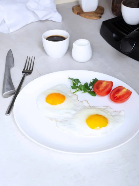 Dois Ovos Fritos Com Tomates Ervas Uma Chapa Branca Conceito — Fotografia de Stock