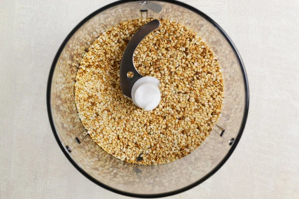 Nasiona Sezamu Wlewane Miski Miksera Domowej Kuchni Proces Przygotowania Tradycyjnego — Zdjęcie stockowe