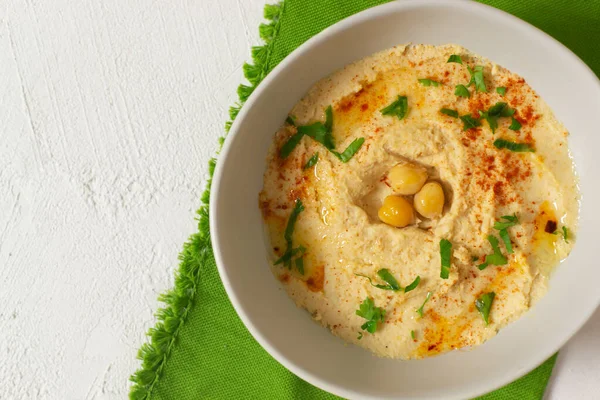 Hummus Ceramic White Bowl Paprika Parsley Leaves Green Napkin Traditional — Stock Photo, Image