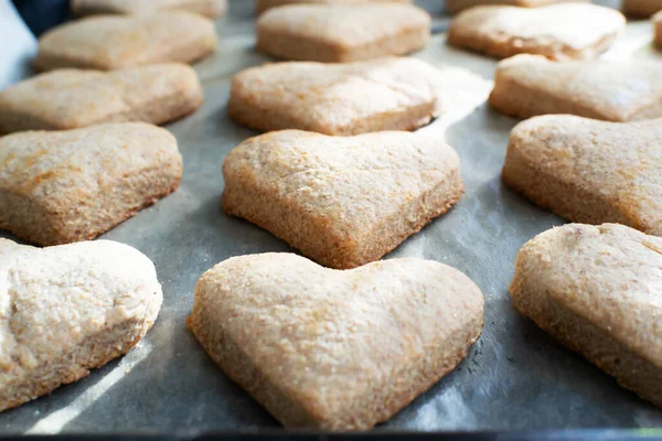 Galletas Preparadas Forma Corazón Una Bandeja Para Hornear Proceso Hacer — Foto de Stock