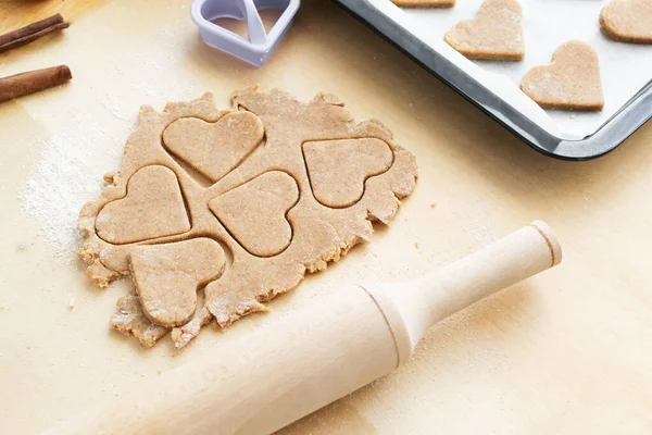 Galletas Cortadas Forma Corazón Con Rodillo Sobre Fondo Madera Proceso — Foto de Stock