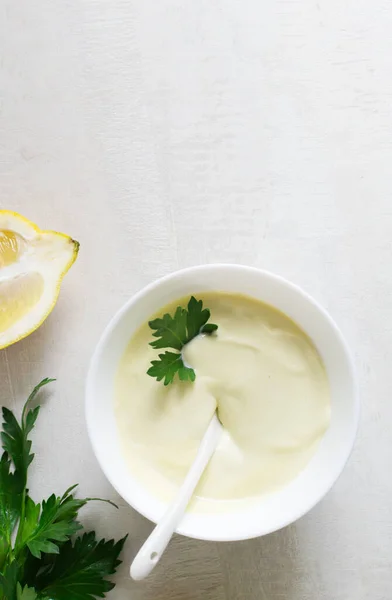 Zelfgemaakte Mayonaise Een Witte Kom Met Peterselieblad Citroenen Achtergrond Het — Stockfoto