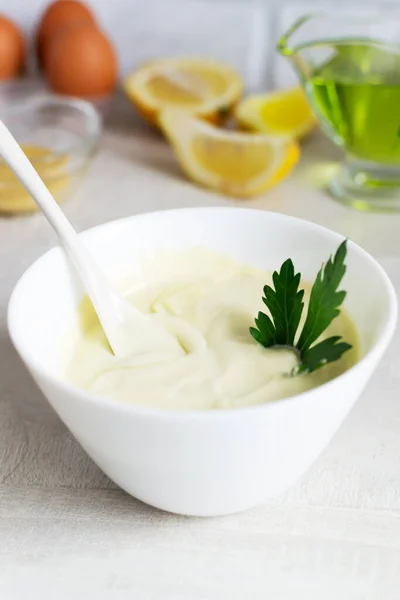 Zelfgemaakte Mayonaise Een Witte Kom Met Peterselieblad Ingrediënten Achtergrond Het — Stockfoto