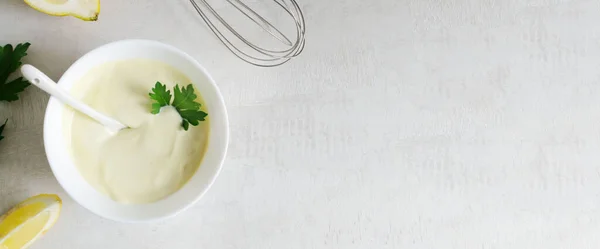背景にパセリの葉とレモンと白いボウルに自家製マヨネーズ 適切な栄養の概念 最上階だ コピースペース 水平方向 バナー — ストック写真