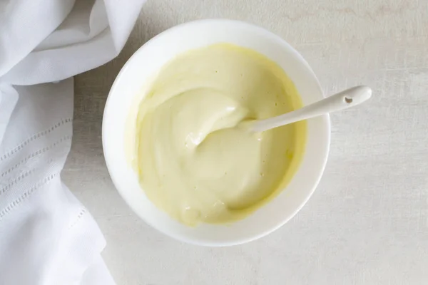 Mayonesa Casera Tazón Blanco Con Una Cucharadita Una Toalla Cocina — Foto de Stock