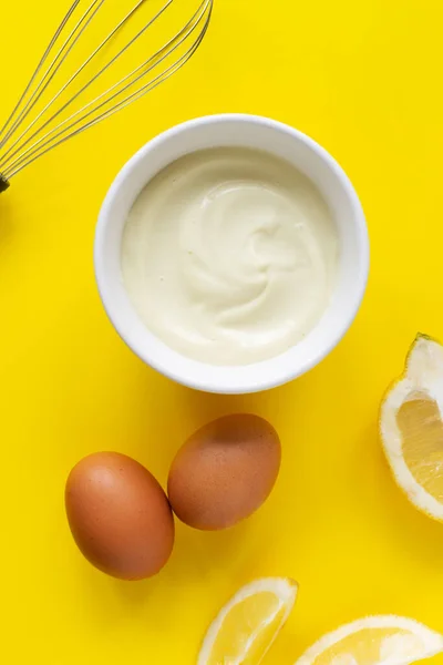 Zelfgemaakte Mayonaise Een Witte Kom Met Eieren Citroenschijfjes Een Garde — Stockfoto