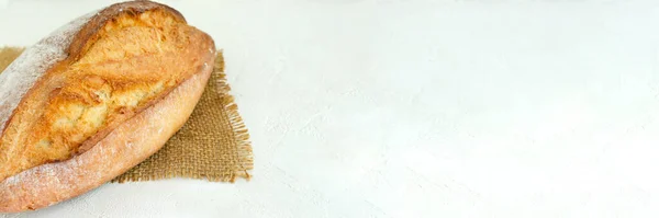 Frisch Gebackenes Brot Auf Klette Auf Hellem Hintergrund Rustikaler Stil — Stockfoto