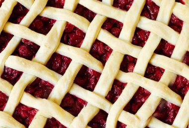 Flaky Crust ile ev yapımı vişneli turta. Geleneksel pişirme kavramı. Mevsimlik turta. Yatay oryantasyon. en üstteki görünüm