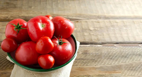 Red Ripe Tomatoes Water Drops Ceramic Bowl Wooden Background Concept — Fotografia de Stock