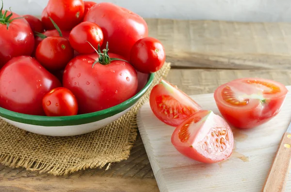 Red Ripe Tomatoes Ceramic Bowl Cut Tomato Slices Wooden Background — стоковое фото