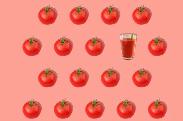 Pattern Red Tomatoes One Glass Tomato Juice Pink Background Concept — Zdjęcie stockowe