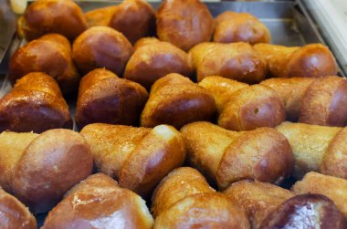 Napoli Baba Rum geleneksel bir İtalyan tatlısıdır. Tatlı rom şurubuna batırılmış yumuşak hamur işleri. İtalyan yemeği konsepti. Yatay oryantasyon. Seçici odak.