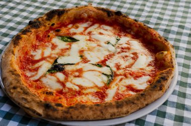Margherita pizza geleneksel bir İtalyan yemeğidir. Sos, mozzarella ve fesleğen eşsiz bir tat veren malzemelerdir. İtalyan sokak yemekleri konsepti.