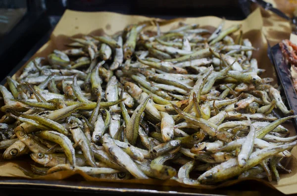 おいしい揚げカタクチイワシ小魚の販売 新鮮な塩辛い料理 イタリアのストリートフードのコンセプト 選択的フォーカス 水平方向 — ストック写真