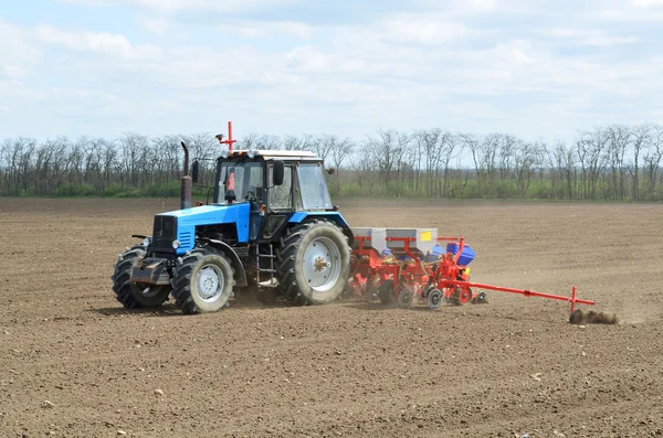 Tractor para sembrar —  Fotos de Stock