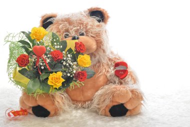 çiçek ve bir oyuncak ayı