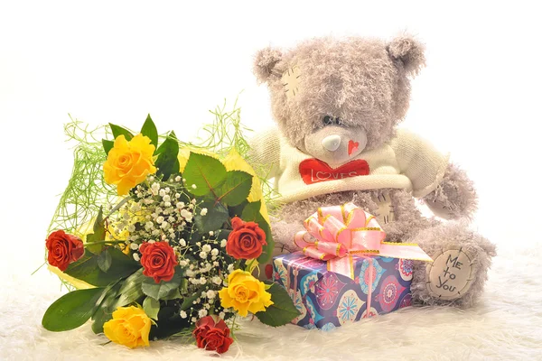 Blumen und ein Teddybär — Stockfoto