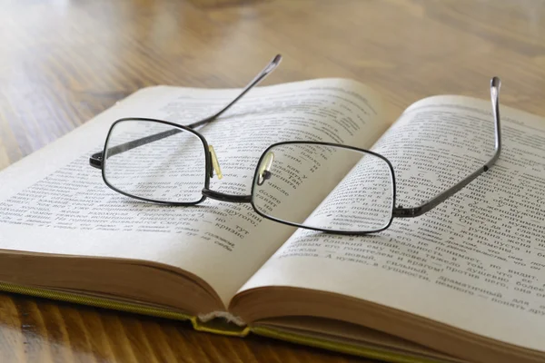 Book glasses — Stock Photo, Image