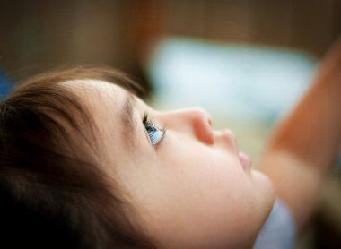 Çocuk curiuosly yukarı doğru görünüyor