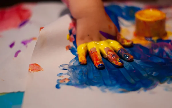Детские руки в краске — стоковое фото