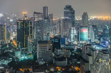 Bangkok cityscape, alacakaranlıkta yüksek bina ile iş merkezleri 