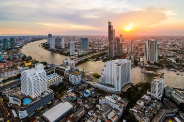 Bangkok cityscape, alacakaranlıkta yüksek bina ile iş merkezleri 