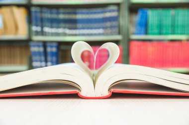 kitap sayfaları kitaplığı kökenli kalp şeklinde
