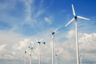 Rüzgar değirmeni elektrik santrali mavi gökyüzü 