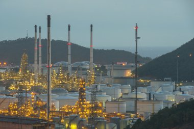 Sanayi tesisleri rafinerisinde büyük sanayi petrol tankları