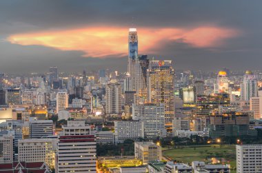baiyok kule mavi gökyüzü ile gece Bangkok