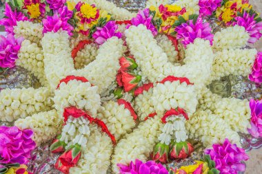 tepsi üzerinde birçok Yasemin çelenk