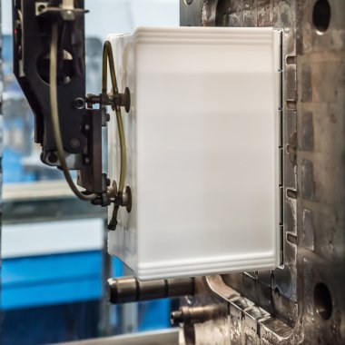 Plastik Enjeksiyon Makinası fabrikasında çalışmaya