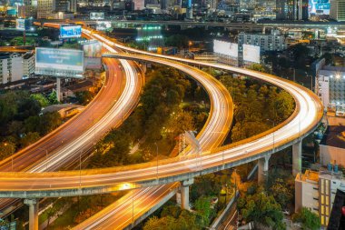 Bangkok şehir gece görünümü ana trafik ile