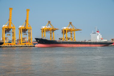 Endüstriyel nakliye liman mavi gökyüzü ile Bangkok