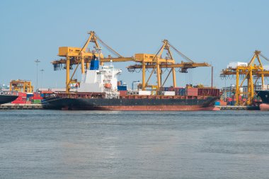 Endüstriyel nakliye liman mavi gökyüzü ile Bangkok
