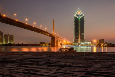 bangkok Skyline alacakaranlıkta chaophraya Nehri boyunca havadan görünümü