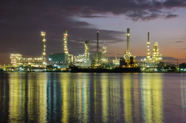 Petrochemical plant  industry at twilight time — Stock Photo, Image