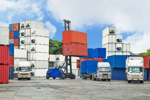 Kraan lifter behandeling container vak laden naar truck in importeren e — Stockfoto